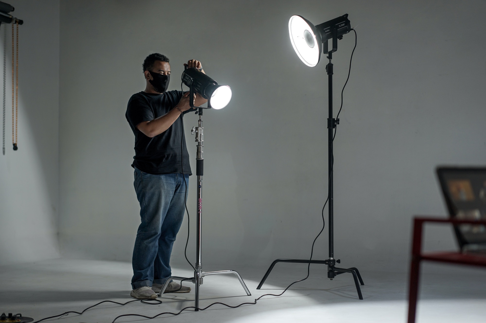 A man setting up his strobe flashes